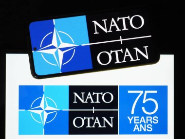 Ukrayna - 31 Mayıs. 2024: Bu resimde NATO 'nun 75. yıldönümü Summit Corporation logosu bir akıllı telefonda sergileniyor