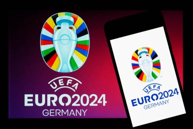Ukrayna - 1 Haziran. 2024: Bu resimde, UEFA Avrupa Futbol Şampiyonası 2024 logosu bir akıllı telefonda sergilenmektedir.