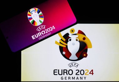 Ukrayna - 1 Haziran. 2024: Bu resimde, UEFA Avrupa Futbol Şampiyonası 2024 logosu bir akıllı telefonda sergilenmektedir.