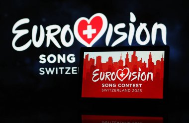 Almanya - 23 Temmuz 2024: Bu resimde, 2025 Eurovision Şarkı Yarışması logosu bir tablette sergilenmektedir.
