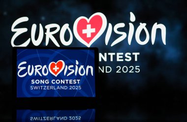 Almanya - 23 Temmuz 2024: Bu resimde, 2025 Eurovision Şarkı Yarışması logosu bir tablette sergilenmektedir.