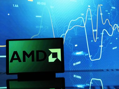 Almanya - 27 Temmuz 2024: Bu fotoğraf illüstrasyonunda, Gelişmiş Mikro Aygıtlar (AMD) logosu bir tablette gösteriliyor.