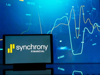 Almanya - 28 Temmuz 2024: Bu fotoğraf illüstrasyonunda, Synchrony Financial logosu bir tablette gösteriliyor.