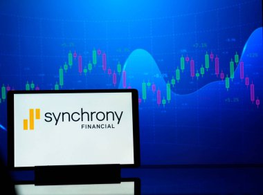 Almanya - 28 Temmuz 2024: Bu fotoğraf illüstrasyonunda, Synchrony Financial logosu bir tablette gösteriliyor.