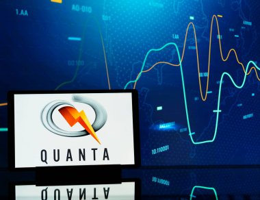 Almanya - 28 Temmuz 2024: Bu resimde, Quanta Services, Inc. logosu bir tablette sergilenmektedir.