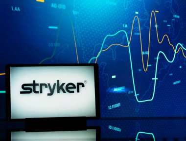 Almanya - 28 Temmuz 2024: Bu resimde, Stryker Corporation logosu bir tablette sergilenmektedir.