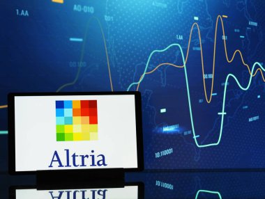 Almanya - 28 Temmuz 2024: Bu fotoğraf illüstrasyonunda, Altria Group, Inc. logosu bir tablette sergilenmektedir.