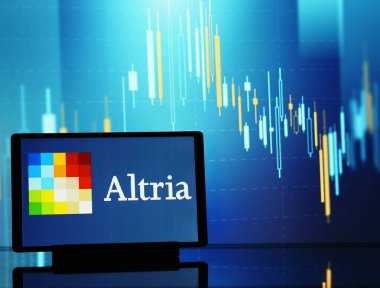 Almanya - 28 Temmuz 2024: Bu fotoğraf illüstrasyonunda, Altria Group, Inc. logosu bir tablette sergilenmektedir.