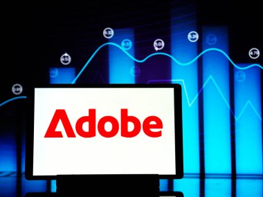 Almanya - 30 Temmuz 2024: Bu resimde, Adobe, Inc. logosu bir tablette sergilenmektedir.