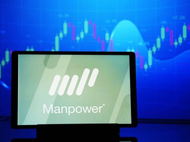 Almanya - 1 Ağustos 2024: Bu resimde Manpower Group Inc. logosu bir tablette sergilenmektedir.