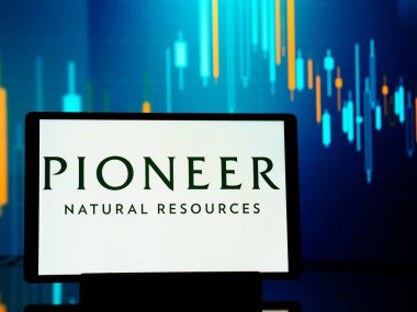 Almanya - 1 Ağustos 2024: Bu resimde Pioneer Natural Resources Co logosu bir tablette sergilenmektedir.