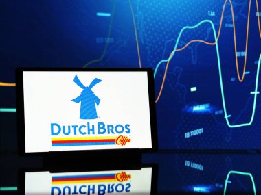 Almanya - 31 Temmuz 2024: Bu fotoğraf illüstrasyonunda, Dutch Bros Inc. logosu bir tablette sergileniyor.