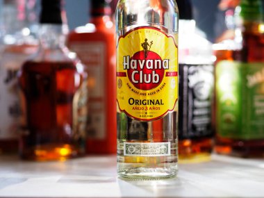 Passau, Almanya - 16 Ekim 2024: Bu resimde, Metaxa 7 Stars brendisi bar tezgahında görülüyor. Metaxa, ilk kez 1888 yılında Atina 'da Spyros Metaxa tarafından üretilen bir Yunan ruhudur. Yapımcı Remy Cointreau.