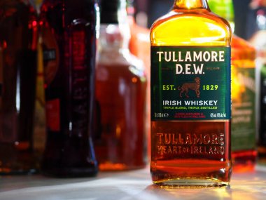 Passau, Almanya - 16 Ekim 2024: Bu resimde, Tullamore Dew Irish Whiskey Triple Distilled bar tezgahında görüldü. Tullamore DEW Üçlü Damıtılmış İrlanda viskisi sabırla eski burbon, eski İrlanda birası ve eski şeriyle olgunlaşır.