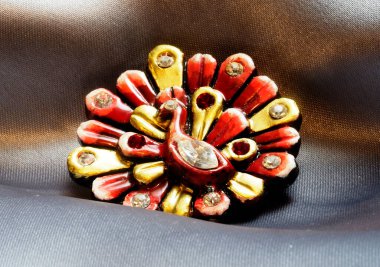 Antika kırmızı tavus kuşu broşu, Almanya yapımı.