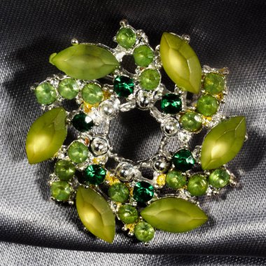 Almanya 'da üretilen değerli taşlar şeklinde çok renkli camları olan antik bir broş.