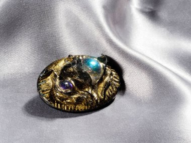 Yapay taşlı sarı metalden yapılmış antika oval broş, Almanya 'da üretilmiş.