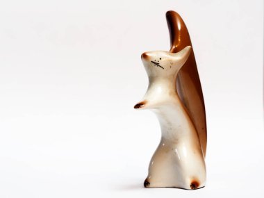 Bu resimde beyaz arkaplanda sincabın klasik porselen biblosu var.