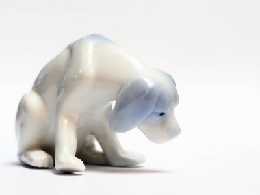 Bu resimde beyaz arkaplanda klasik bir köpek figürü var.