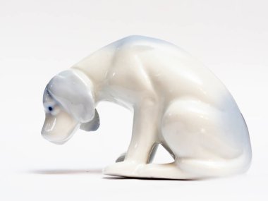 Bu resimde beyaz arkaplanda klasik bir köpek figürü var.