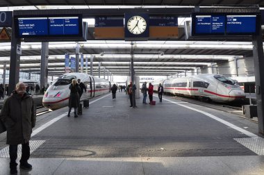 Münih, Almanya - 10 Kasım 2024: Yolcular Münih Ana İstasyonu 'ndaki platformda duruyorlar