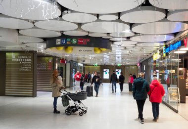 Münih, Almanya - 10 Kasım 2024: Münih 'teki Sonnenstrasse metrosunun metro girişindeki insanlar