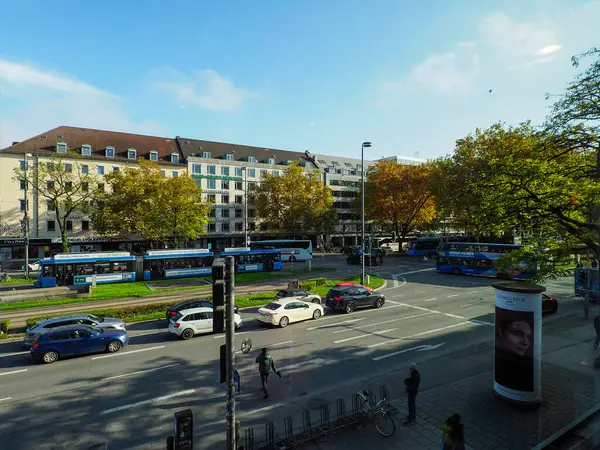 Münih, Almanya - 10 Kasım 2024: Münih 'in merkezinde Sonnenstrasse' de hava trafiği