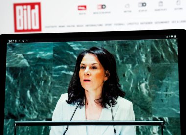 Bu fotoğraf, Bild gazetesinden Dışişleri Bakanı Annalena Baerbock 'un arka planda medya logosu bulunan bir tablet üzerindeki portresini gösteriyor. Almanya 'daki iktidar koalisyonu çöktü. Erken seçimler yaklaşıyor.