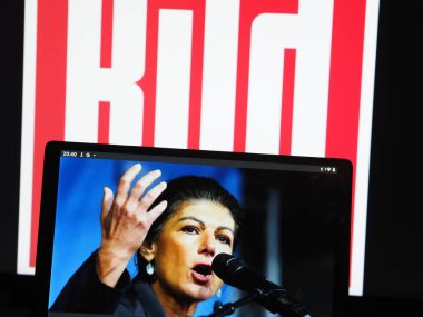 Bu resim, arka planda medya logosu olan bir tablette Bild gazetesinden Sahra Wagenknecht Sendikası 'nın liderinin portresini gösteriyor. Almanya 'daki iktidar koalisyonu çöktü. Erken seçimler yaklaşıyor.