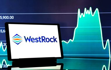 Bavyera, Almanya - 18 Kasım 2024: Bu resimde, WestRock İşbirliği logosu bir tablette sergilenmektedir.