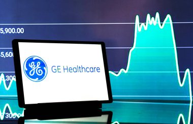 Bavyera, Almanya - 18 Kasım 2024: Bu fotoğraf illüstrasyonunda GE Sağlık Teknolojileri, Inc. logosu bir tablette sergilenmektedir.