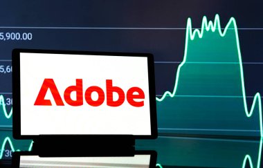 Bavyera, Almanya - 18 Kasım 2024: Bu resimde, Adobe, Inc. logosu bir tablette sergilenmektedir.
