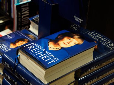 Almanya, Passau - 5 Aralık 2024: Bayan Merkel 'in kitapları bir kitapçıda. Eski Almanya Başbakanı 