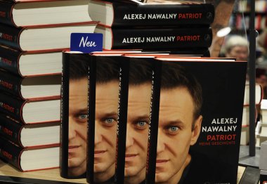 Almanya, Passau - 5 Aralık 2024: Hapishanede ölen Rus muhalif siyasetçinin otobiyografisi Alexei Navalny 