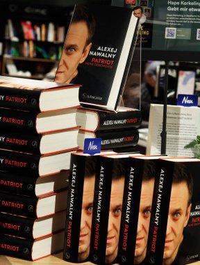 Almanya, Passau - 5 Aralık 2024: Hapishanede ölen Rus muhalif siyasetçinin otobiyografisi Alexei Navalny 