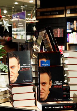 Almanya, Passau - 5 Aralık 2024: Hapishanede ölen Rus muhalif siyasetçinin otobiyografisi Alexei Navalny 
