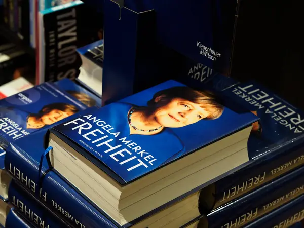 Almanya, Passau - 5 Aralık 2024: Bayan Merkel 'in kitapları bir kitapçıda. Eski Almanya Başbakanı 