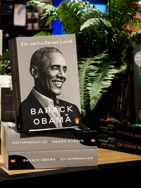 Германия, Пассау - 5 декабря 2024 года: Книга 44-го президента США Барака Обамы "Земля обетованная" на полке книжного магазина. Книги известных политиков очень популярны в Германии.