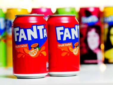 Bavyera, Almanya - 20 Aralık 2024: Bu fotoğrafta, Fanta 'nın meyve aromalı konservesi.