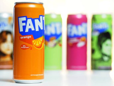 Bavyera, Almanya - 20 Aralık 2024: Bu resimde, Fanta 'nın portakal aromalı kutusu.