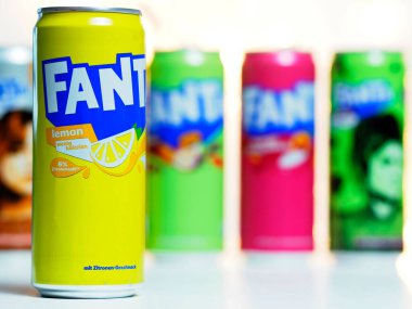 Bavyera, Almanya - 20 Aralık 2024: Bu resimde, limon aromalı Fanta kutusu.