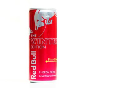 Bavyera, Almanya - 20 Aralık 2024: Bu resimde, Kızıl Boğa 'nın Beyaz zemin üzerindeki Kış Versiyonu enerji içeceği kutusu.
