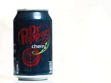 Bavyera, Almanya - 20 Aralık 2024: Bu fotoğraf illüstrasyonunda, Dr. Pepper vişneli.