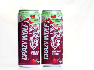 Bavyera, Almanya - 20 Aralık 2024: Bu resimde, Almanya 'da üretilen Çılgın Kurt enerji içeceği konserveleri beyaz arka planda.