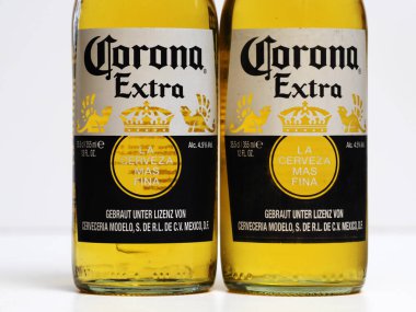 Bavyera, Almanya - 23 Aralık 2024: Bu resimde, Corona Extra bira şişeleri