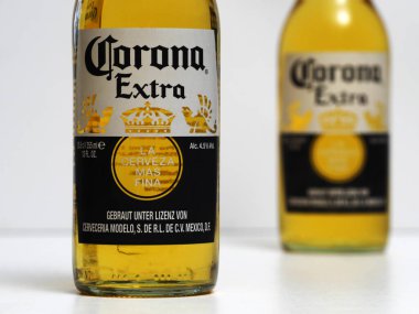 Bavyera, Almanya - 23 Aralık 2024: Bu resimde, Corona Extra bira şişeleri