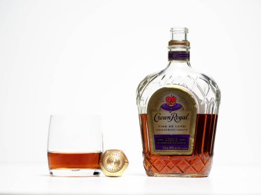 Bavyera, Almanya - 28 Aralık 2024: Bu resimde, Crown Royal de lux Kanada viski şişesi sergilenmektedir.