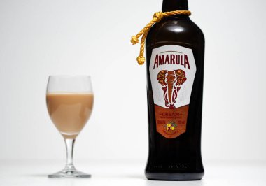 Bavyera, Almanya - 29 Aralık 2024: Bu resimde, Amarula Krem Likörü şişesi sergilenmektedir.
