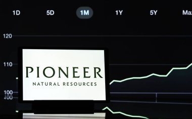 Bavyera, Almanya - 6 Ocak 2025: Bu resimde Pioneer Natural Resources Company logosu bir tablette sergilenmektedir.