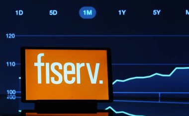 Bavyera, Almanya - 6 Ocak 2025: Bu resimde Fiserv, Inc. logosu bir tablette sergilenmektedir.